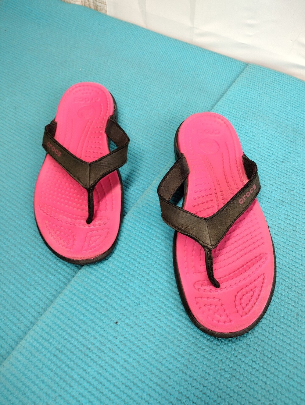CROCS Pink Black Women's Flip Flop Sandals Thongs Size 8